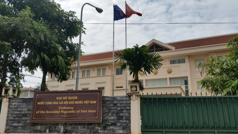 Vietnamese Embassy in Laos opens registration link for citizens to return home for Tet